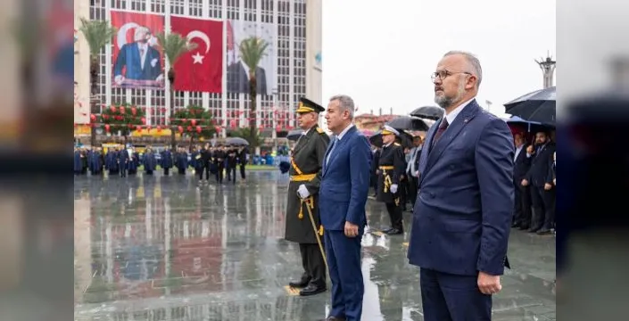 29 Ekim kutlamaları İzmir'de çelenkle başladı
