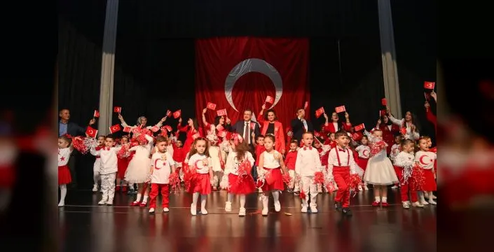 Ahmet Metin Genç, çocukların Cumhuriyet balosunu izledi