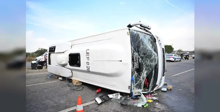 Antalya-Isparta karayolunda otobüs devrildi, 17 kişi yaralandı