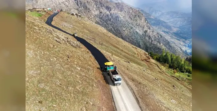 Atlıhan'da 5 km'lik yol ilk kez sıcak asfaltla buluşuyor