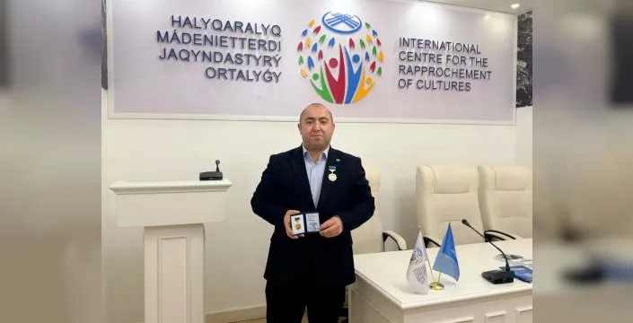 Azerbaycan Basın Konseyi üyesi Akil Alesger'e ödül verildi