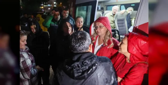 Bakırköy'de yoğun yağış sonrası 24 saat süren müdahale