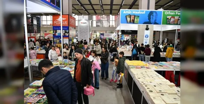 Balıkesir Kitap Fuarı yoğun katılımla devam ediyor