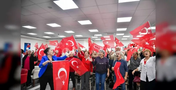 Batıkent'te emeklilerden Cumhuriyet Bayramı kutlaması
