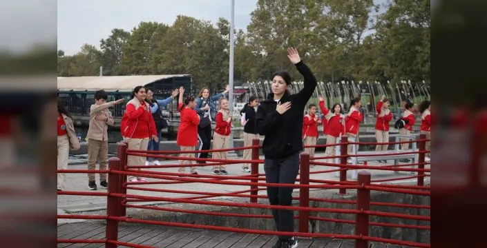 Belediye etkinlikte öğrencileri sağlıklı yaşam için yürüttü