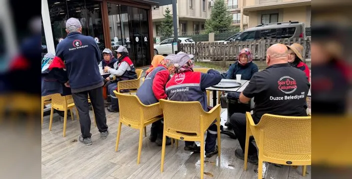 Belediye temizlik personeli Kusursuz Kafe'de mola verdi