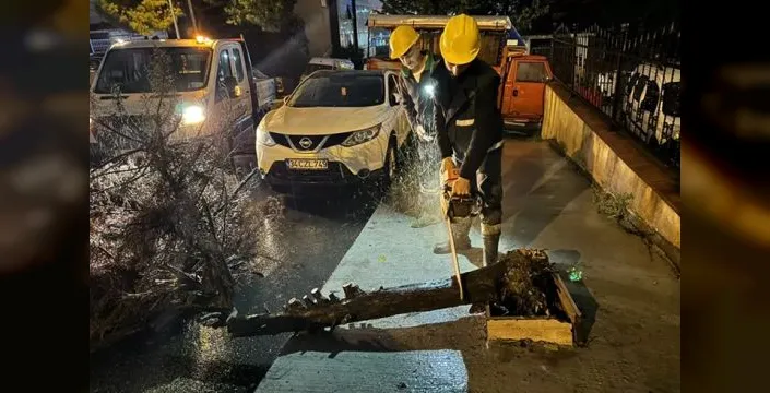 Beylikdüzü'nde sağanak yağışla mücadele için gece mesaisi