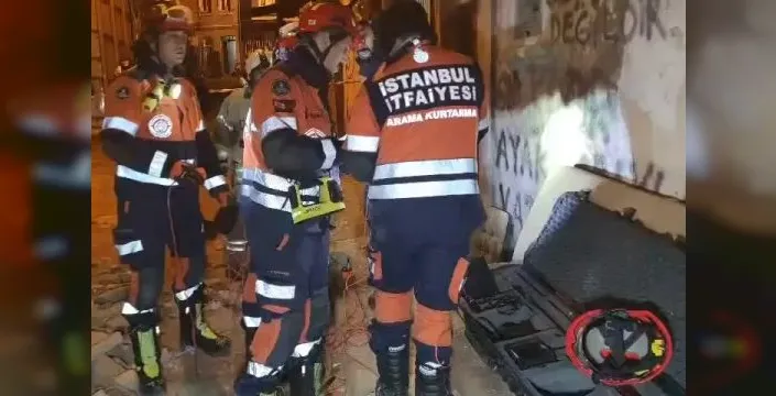 Beyoğlu'nda 5 katlı metruk bina çöktü