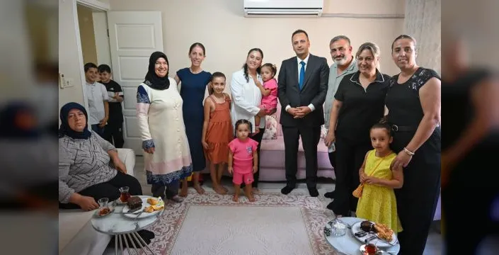Bornova belediye başkanı, mahalle sakinlerini evinde ziyaret etti