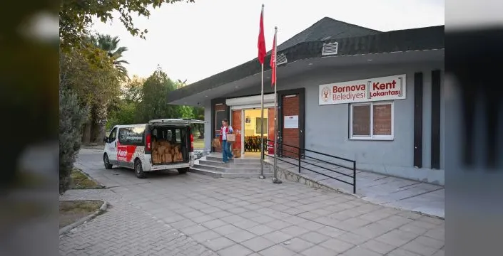 Bornova Belediyesi, öğrencilere kumanya desteği sağlıyor