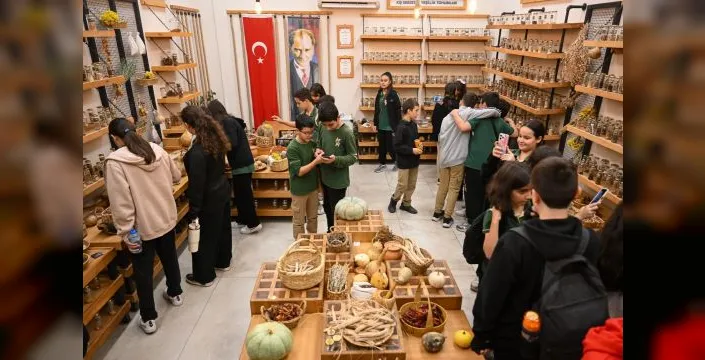 Bornova'da öğrenciler yerel tohum ve tarım öğrendi