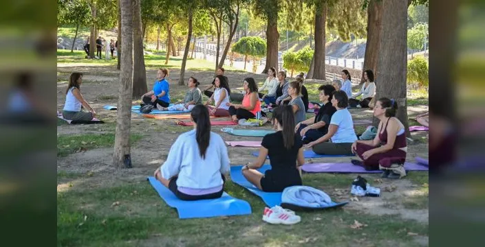 Bornovalı kadınlar yoga etkinliğinde buluştu