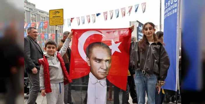 Bursa'da 29 Ekim için 'Ata Posteri' dağıtıldı