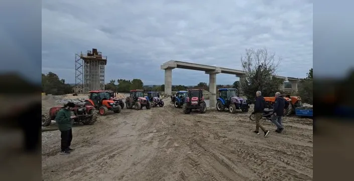 Bursa'da çiftçiler, taşkın nedeniyle yolu kapattı