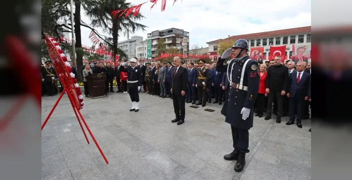 Bursa'da Cumhuriyet Bayramı için çelenk sunuldu