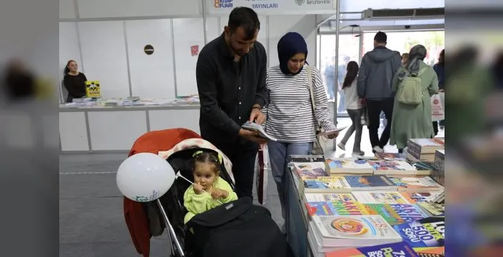 Çocuklar kitap fuarında ilk kitaplarını seçti