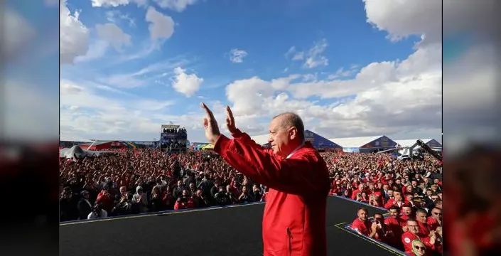 Cumhurbaşkanı Erdoğan, TEKNOFEST'te gençleri selamladı