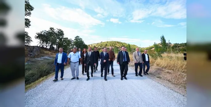 Demirci'de 12 mahalleye ulaşım sağlayan yol yenilendi