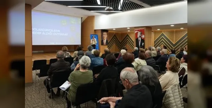 Denizli'de yaşlılara dijital güvenlik eğitimi verildi