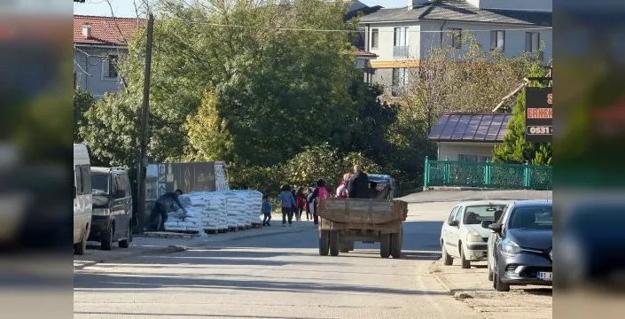 Düzce'de kaldırımlar araç park yeri oldu