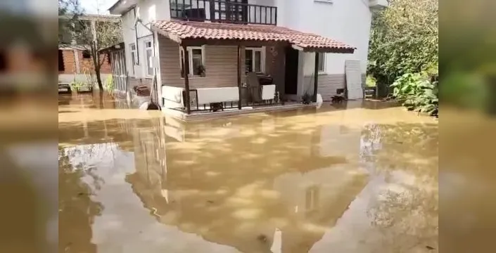Düzce'de sağanak su baskınlarına yol açtı