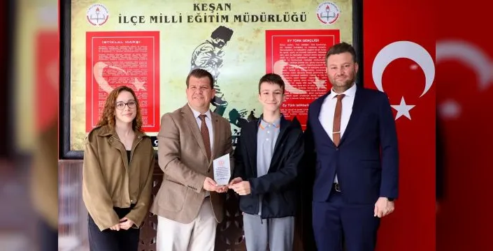 Edirne'de çevre gönüllüsüne plaket verildi
