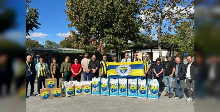 Fenerbahçeli veterinerler, sokak hayvanlarına mama yardımı yaptı
