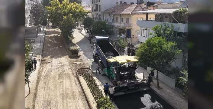 Ferah Caddesi'nde sıcak asfalt çalışmaları başladı