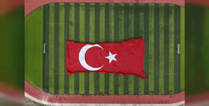 Gökyüzünde 3 bin 37 metrekarelik Türk bayrağı açıldı
