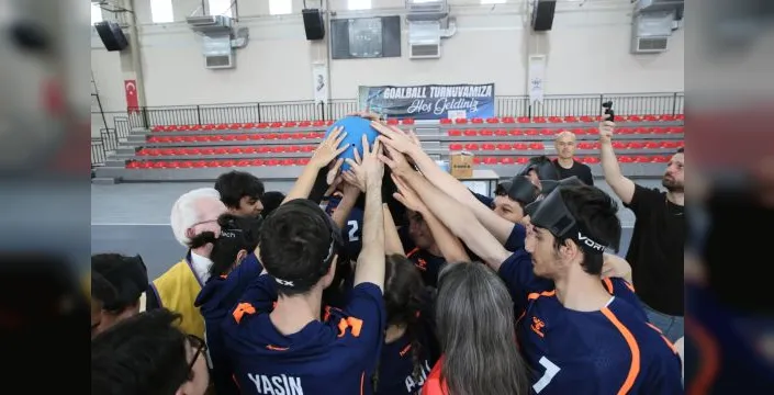 Görme engelli gençler, Çiğli'de goalball turnuvasında yarıştı