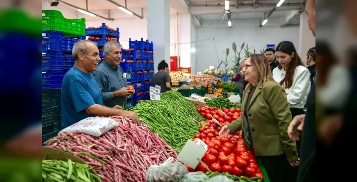 Güzelbahçe başkan vekili pazar ve caddede esnafla buluştu