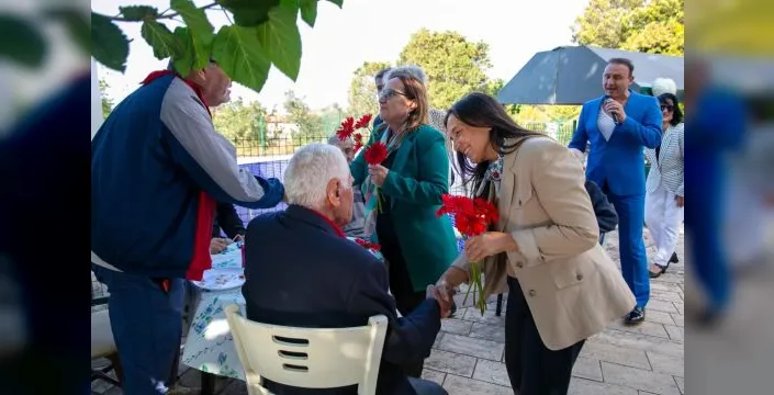 Güzelbahçe'de huzurevi ziyaretleriyle yaşlılar kutlandı
