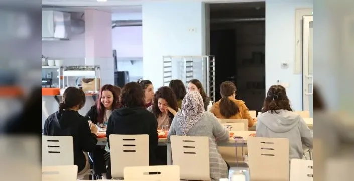İBB, öğrencilerin eğitimine destek vermeye devam ediyor