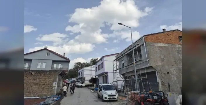 İki ilin sınırındaki binalar mor-beyaz ve kırmızı-beyaz oluyor