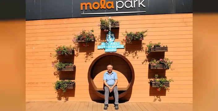 İlyas Amca, Mola Park'ta keyifli anlar yaşıyor