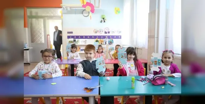 İnegöl'de çocuklara kitap alımı için kumbara dağıtıldı