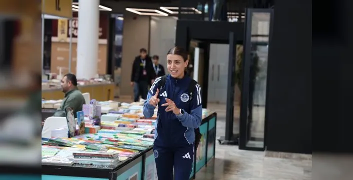 İrem, Kocaeli Kitap Fuarı'nda işaret diliyle kitapları keşfetti