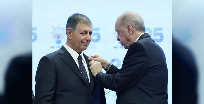 İzmir Büyükşehir Belediye Başkanı Cemil Tugay AK Parti'ye katıldı