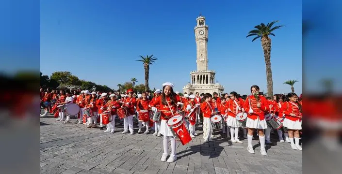 İzmir'de Cumhuriyet Bayramı bando gösterileriyle kutlandı