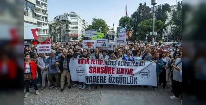 İzmir'de gazetecilere baskıya tepki gösterildi