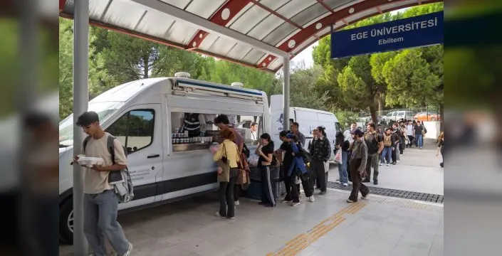 İzmir'de öğrencilere sıcak yemek desteği sürüyor