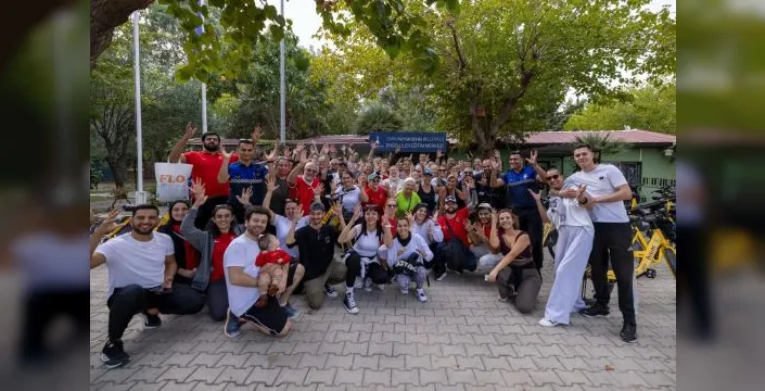 İzmir'de sağır ve işitme engelliler bisiklet sürdü