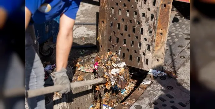 İzmir'de yağmur suyu ızgaraları temizleniyor