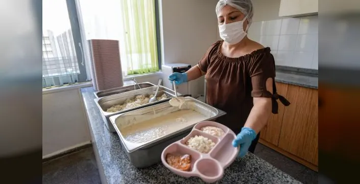 İzmir'deki sosyal hizmet merkezlerine yemek desteği sağlandı