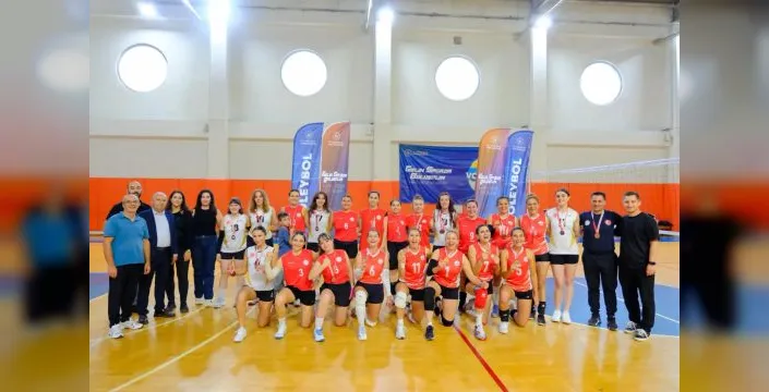 İzmir Kadın Voleybol Takımı, il şampiyonu unvanını kazandı