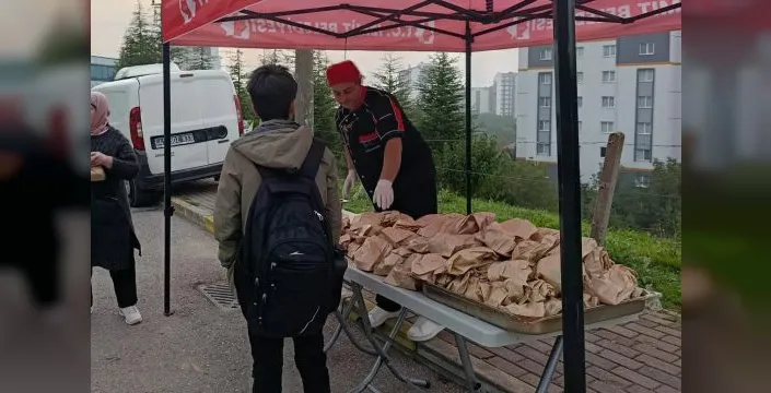 İzmit Belediyesi öğrencilere yiyecek ikramını sürdürüyor
