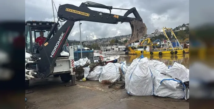 İzmit Körfezi'nde yağış sonrası temizlik çalışmaları başladı