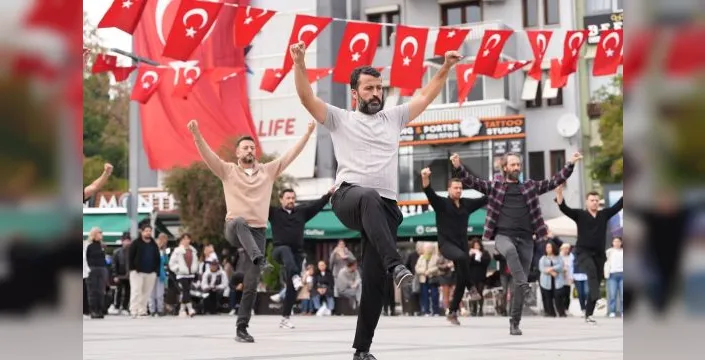 İzmit'te 41 kişi Cumhuriyet'e zeybekle selam verdi