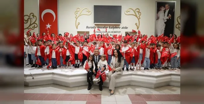 İzmit'te 5 yaş grubu çocuklar Cumhuriyet gösterisi sundu