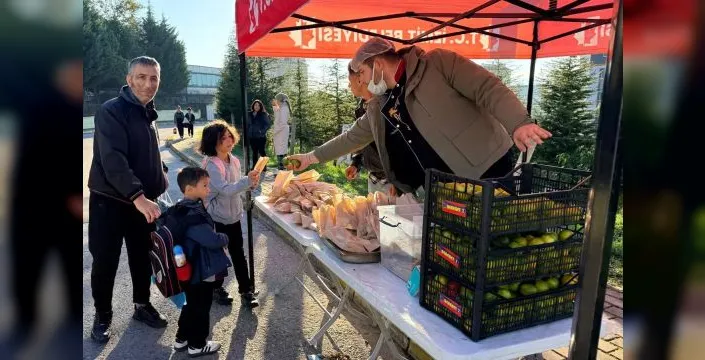 İzmit'te ilkokul öğrencilerine sağlıklı atıştırmalık dağıtımı